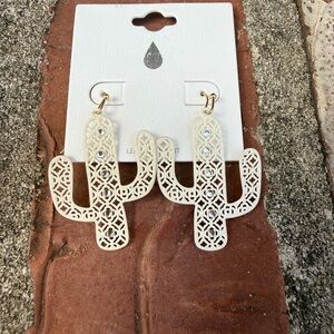 NWT Cream Cactus Rhinestones Filagree Lightweight Western Earrings